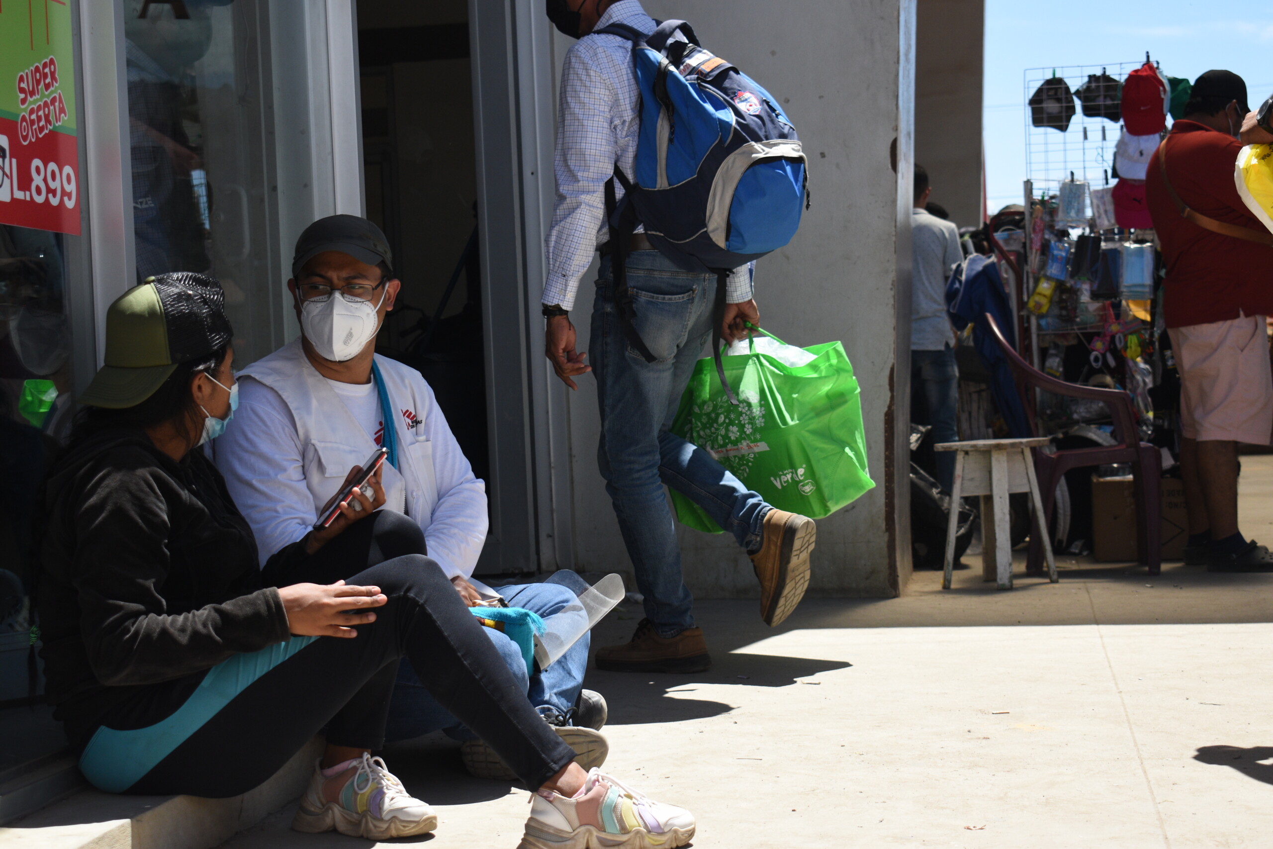 Uno de nuestros psicólogos conversando con una persona migrante en la estación de buses de Danlí. 
