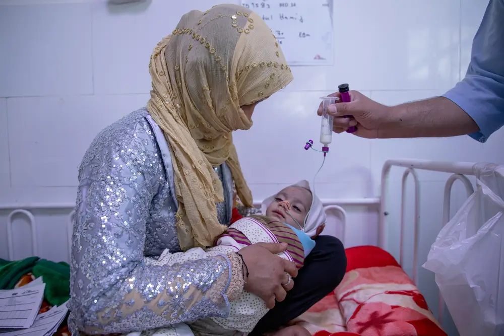 Una madre y su bebé en el Centro de Alimentación Terapeútica de MSF en el Hospital de Herat, Afganistán