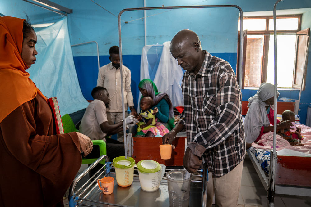 Personal prepara la leche terapéutica para tratar a niños y niñas que sufren desnutrición aguda grave, en el Centro de alimentación terapéutica para pacientes hospitalizados, de MSF en el Hospital Universitario El Geneina.