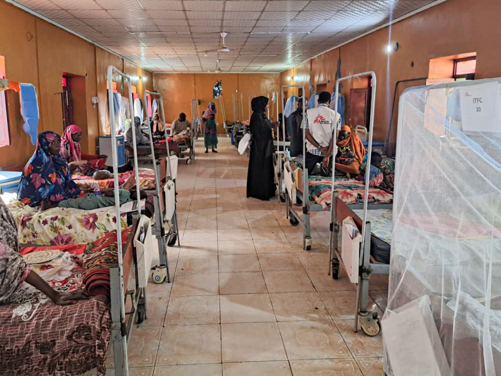 Personal de Médicos Sin Fronteras en el Centro de alimentación terapéutica para pacientes hospitalizados para niños con desnutrición severa.