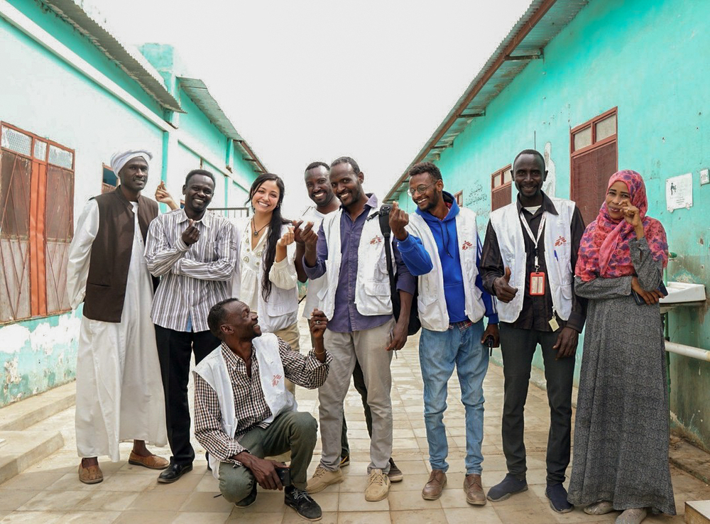 Cynthia Matildes, psicóloga de MSF y personal local del Hospital Universitario de El Geneina.