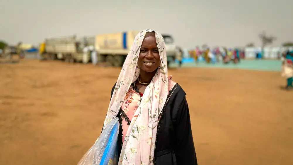 Somaya Dahud Issak, de 26 años, Ha recibido su kit para la temporada de lluvias.