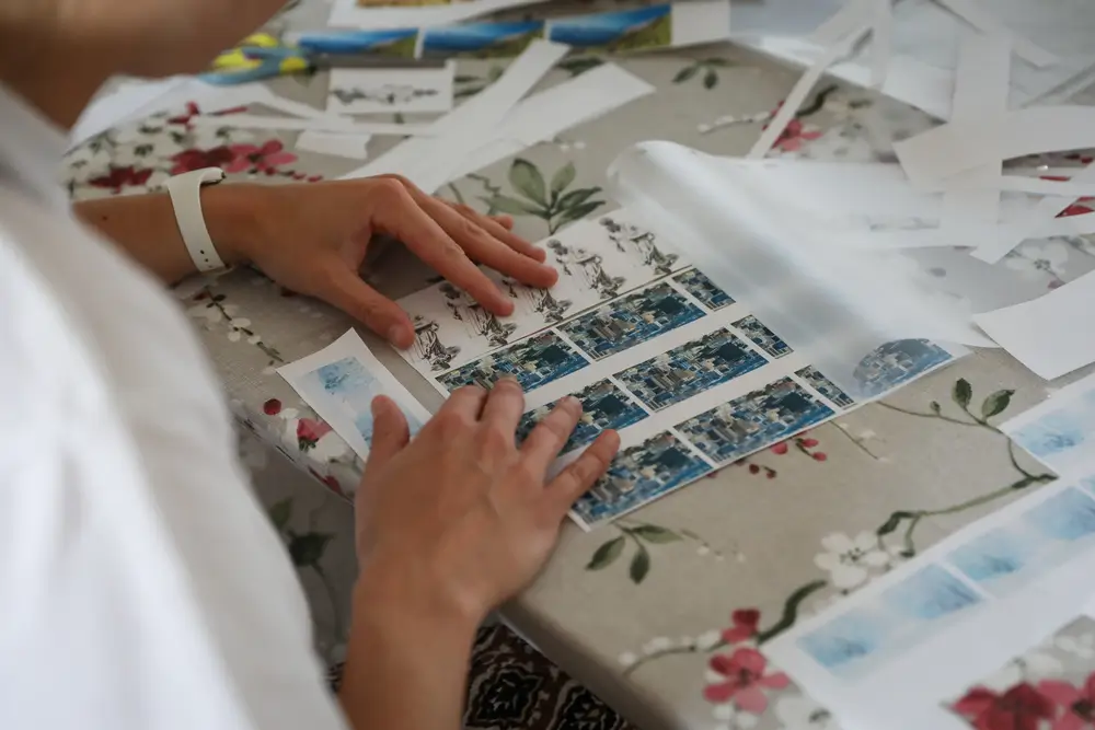 Menor no acompañado durante una actividad lúdica en nuestro centro de día en Calais, Francia