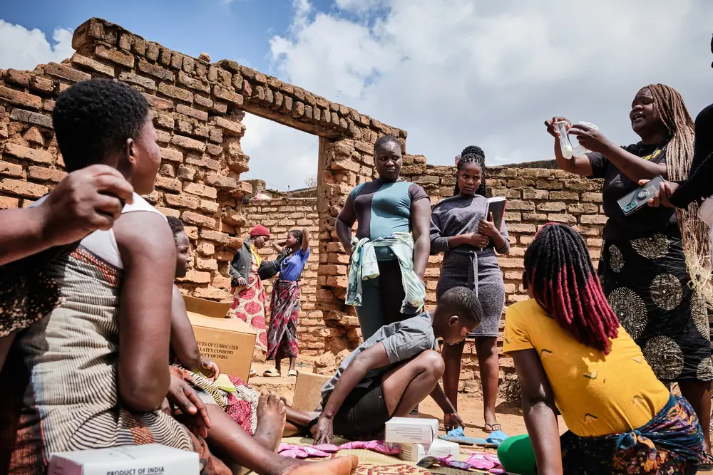 Charla sobre salud sexual y reproductiva con un grupo de jóvenes trabajadoras sexuales en Dedza.