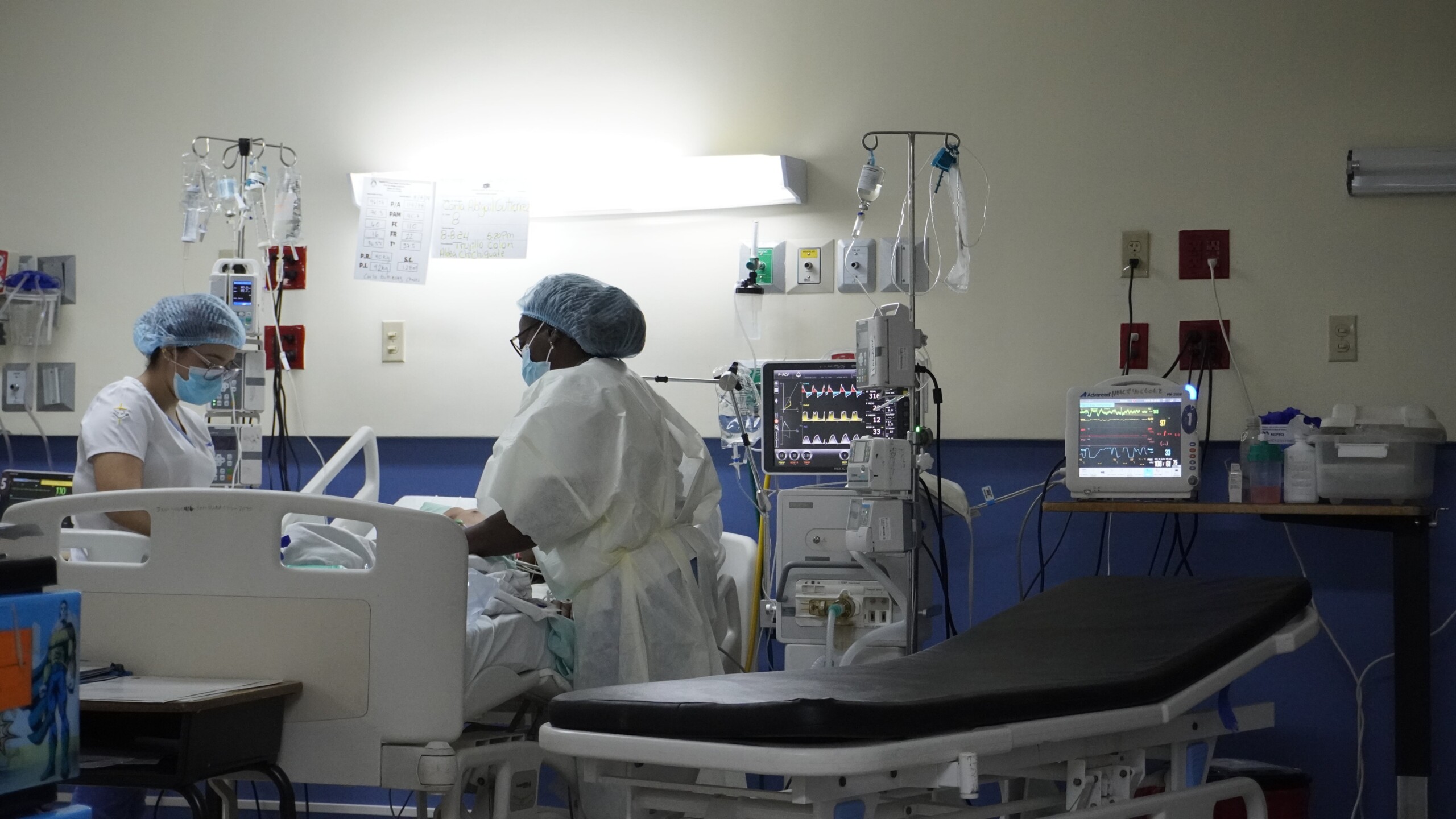 Personal médico del Hospital Mario Catarino Rivas atiende a paciente con dengue. San Pedro Sula