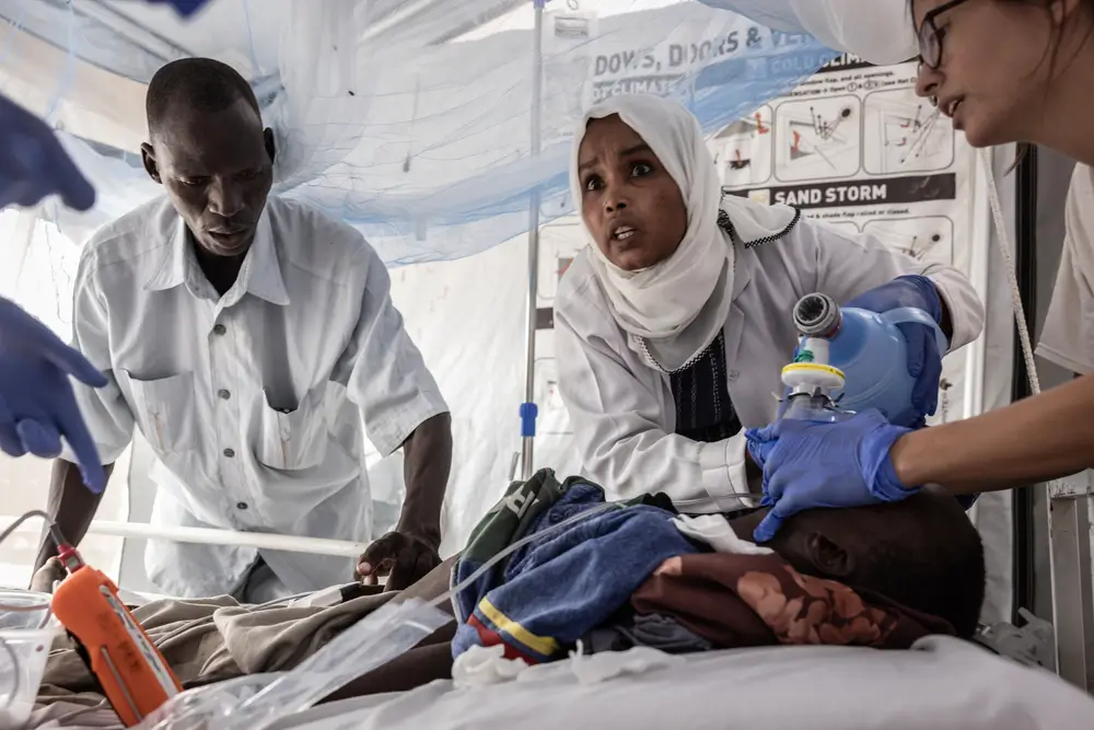 Médicas de Médicos SIn Fronteras intentan reanimar a Haidara Atim, de 10 años, que sufría de bronquitis traqueal y shock séptico, en la unidad de cuidados intensivos del hospital de MSF en Metche, en el este de Chad.