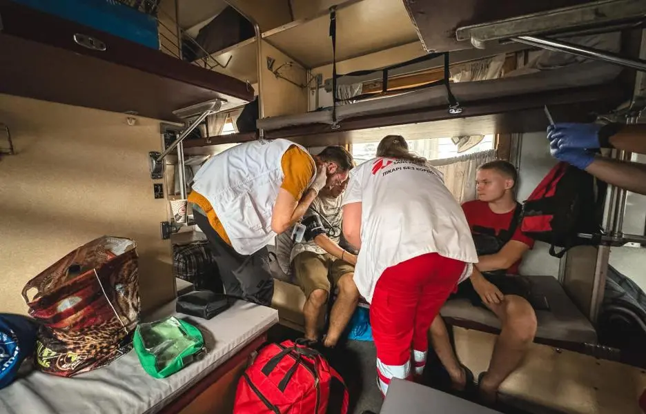 Equipo de Médicos Sin Fronteras brinda consultas médicas a las personas evacuadas por la guerra en Ucrania, en el andén ferroviario.