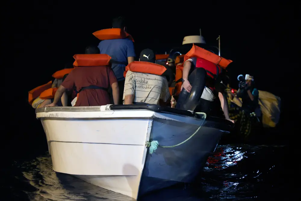 Personas esperando subir a bordo del Geo Barents en el mar Mediterráneo