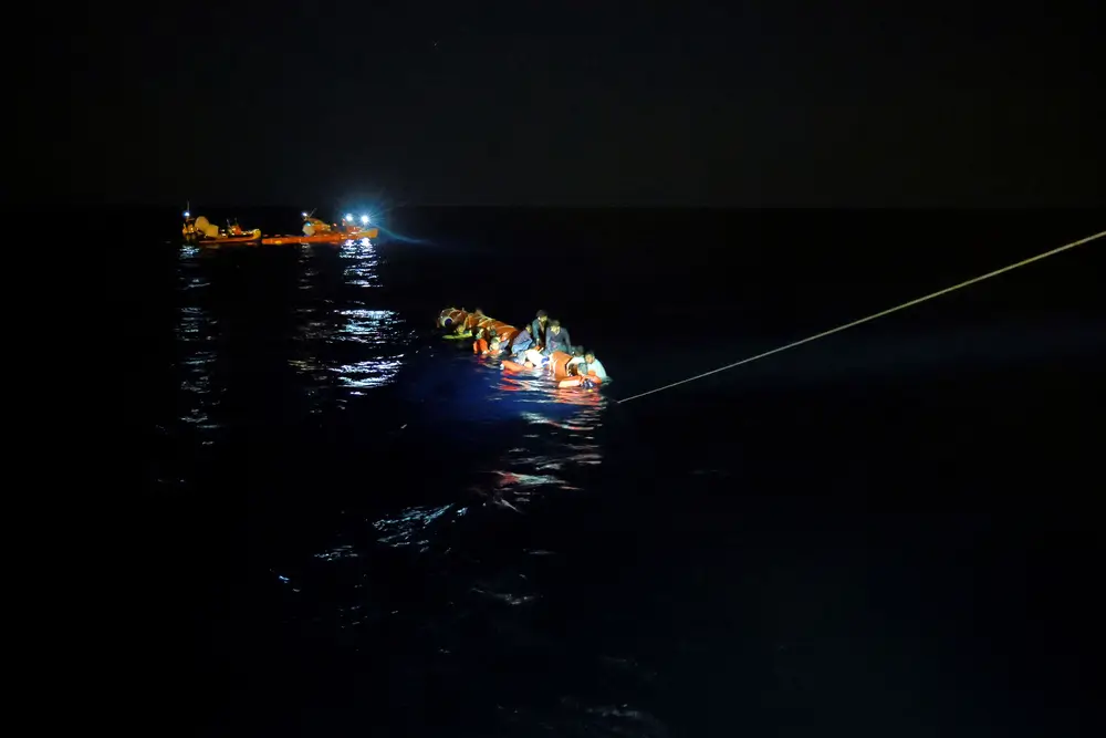 Rescate en el mar Mediterráneo de 37 personas que cayeron por la borda de un barco de madera. Todos están a salvo en el Geo Barents, reciben atención y se recuperan.