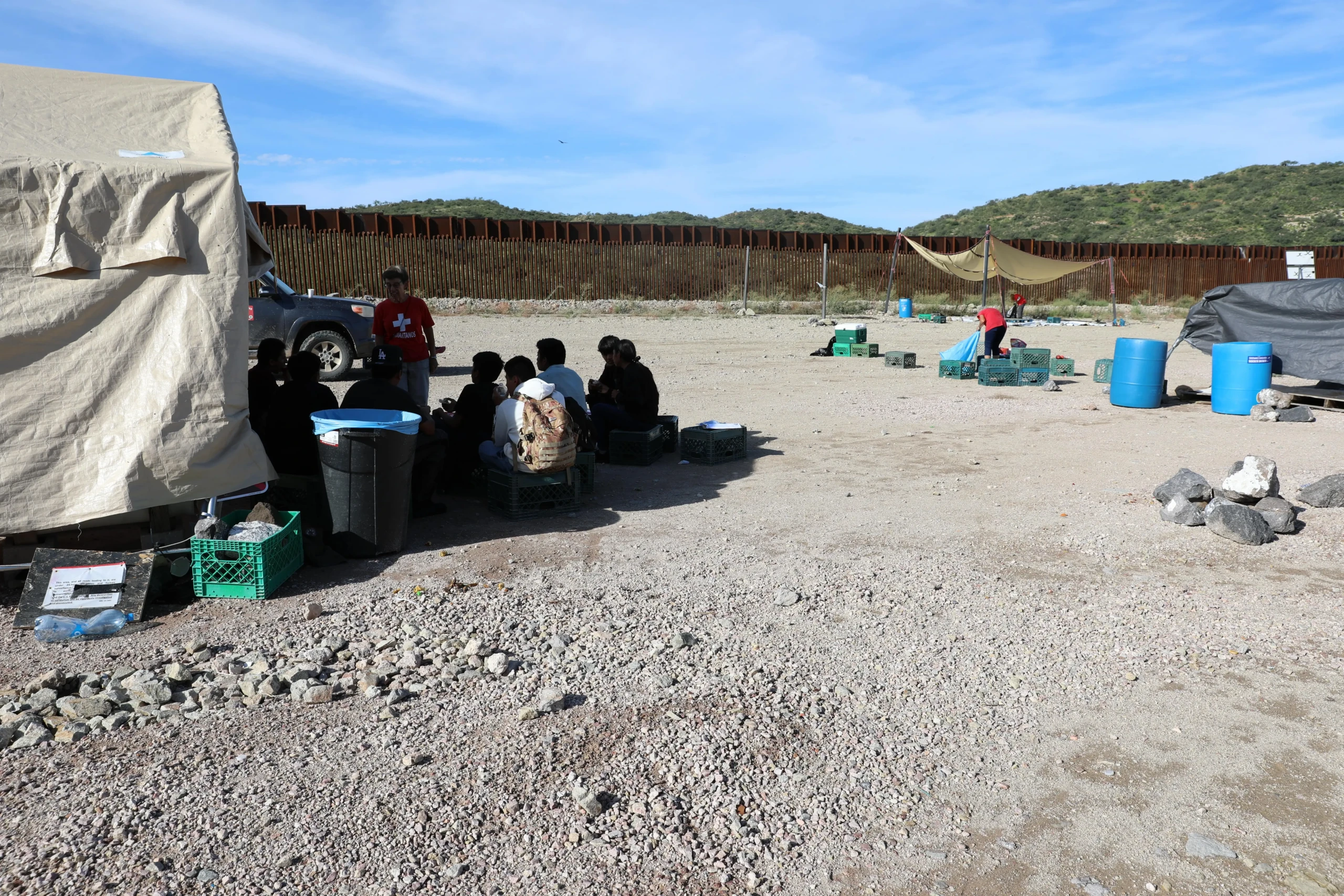 Un voluntario de Samaritans habla con un grupo de menores no acompañados que cruzaron la frontera hacia Estados Unidos.