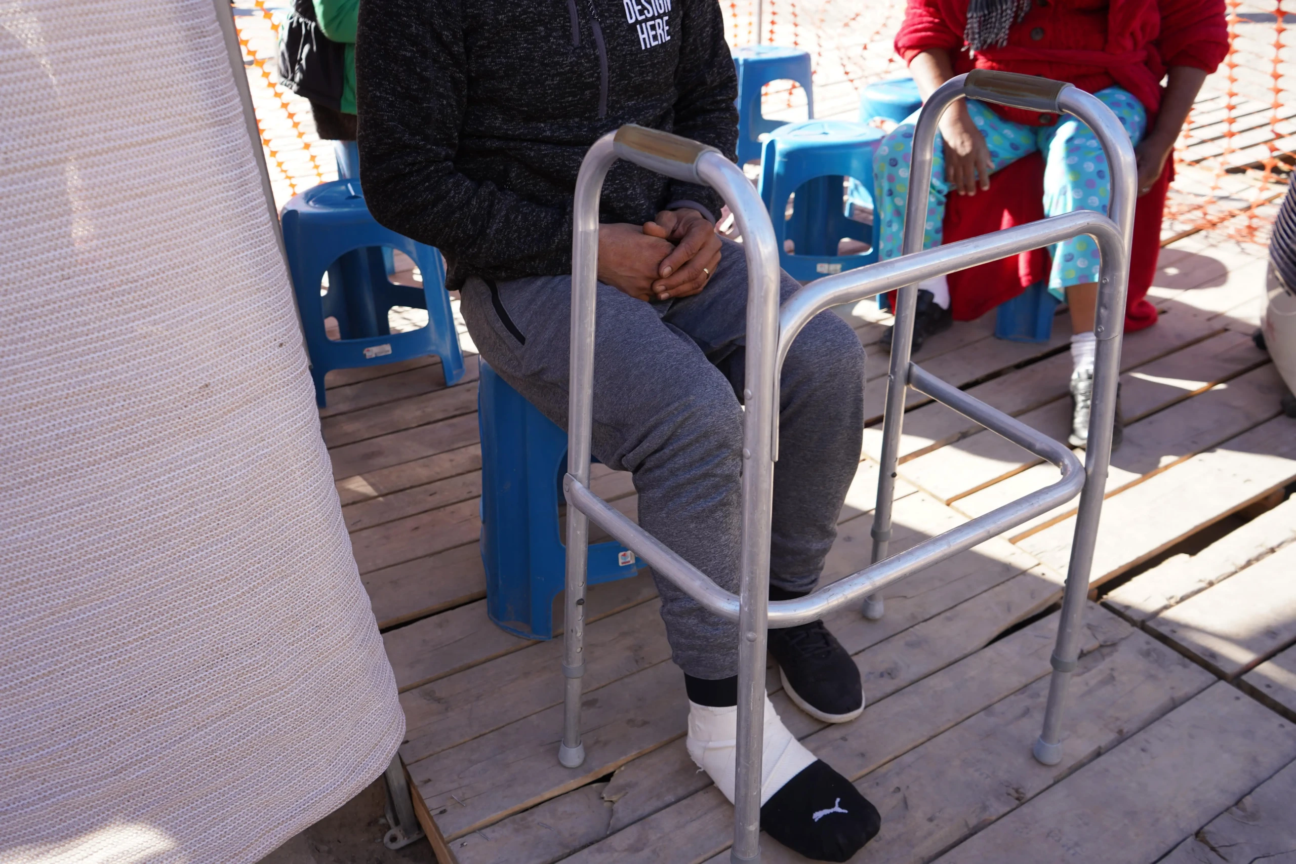 Un hombre sentado con la pierna inmovilizada por fractura espera ser atendido por el equipo de Médicos Sin Fronteras en Piedras Negras, dentro del proyecto migración en México.