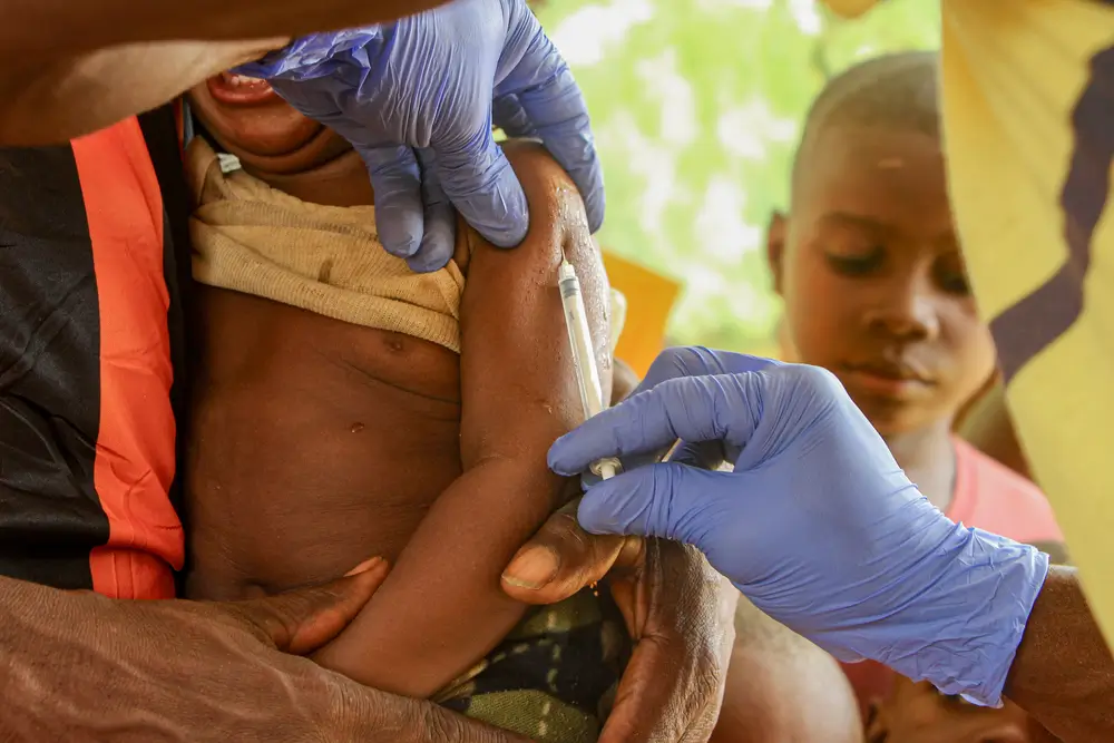 Brote de sarampión en KampenePara lograr una amplia cobertura, se habilitaron ocho sitios diarios para recibir a niños de entre 6 meses y 9 años para su vacunación.