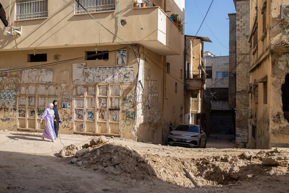 Dos mujeres caminan por la calle en Jenin, Cisjordania