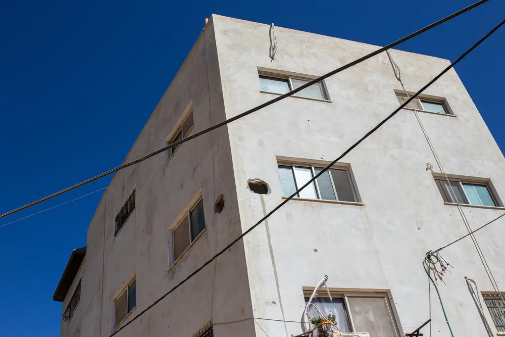 Vista de una casa del campo de refugiados de Jenin que está marcada por agujeros de bala.
