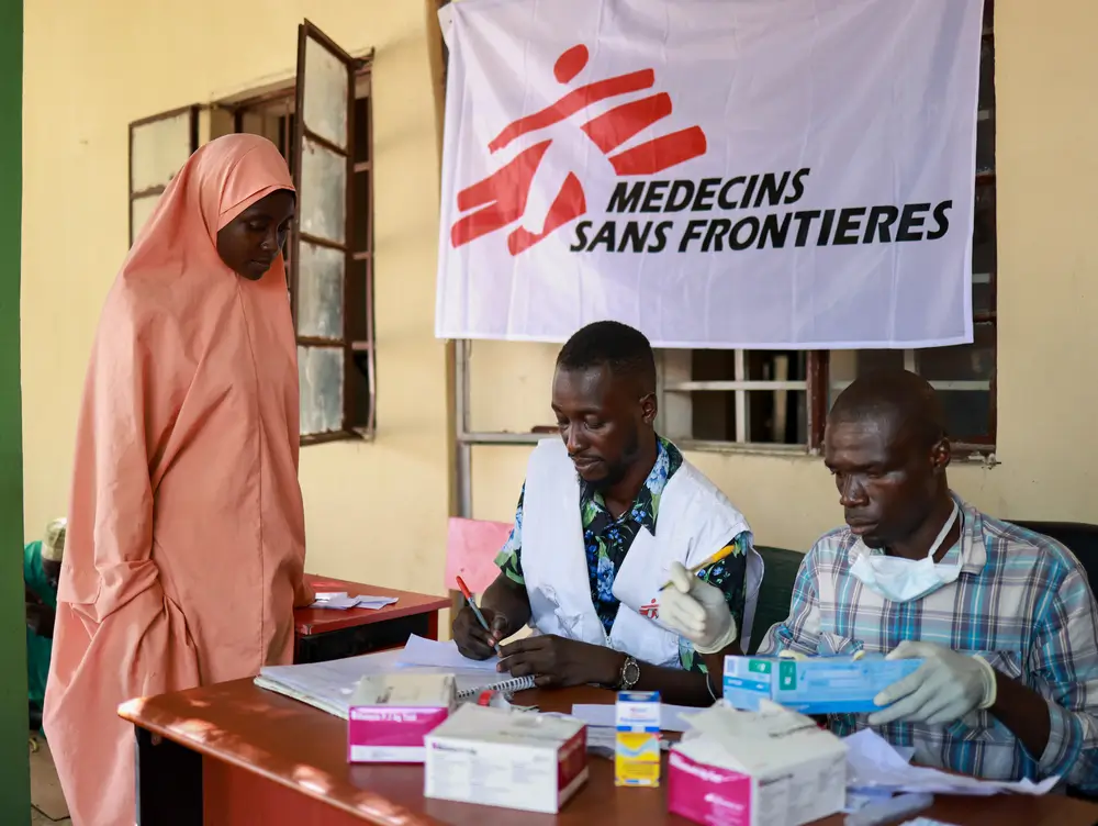 Zainab Mohammed, durante una consulta médica en la clínica móvil de MSF en el campo para personas desplazadas Yerwa. Este apoyo se realizó para apoyar a las personas afectadas por las inundaciones en Nigeria.
