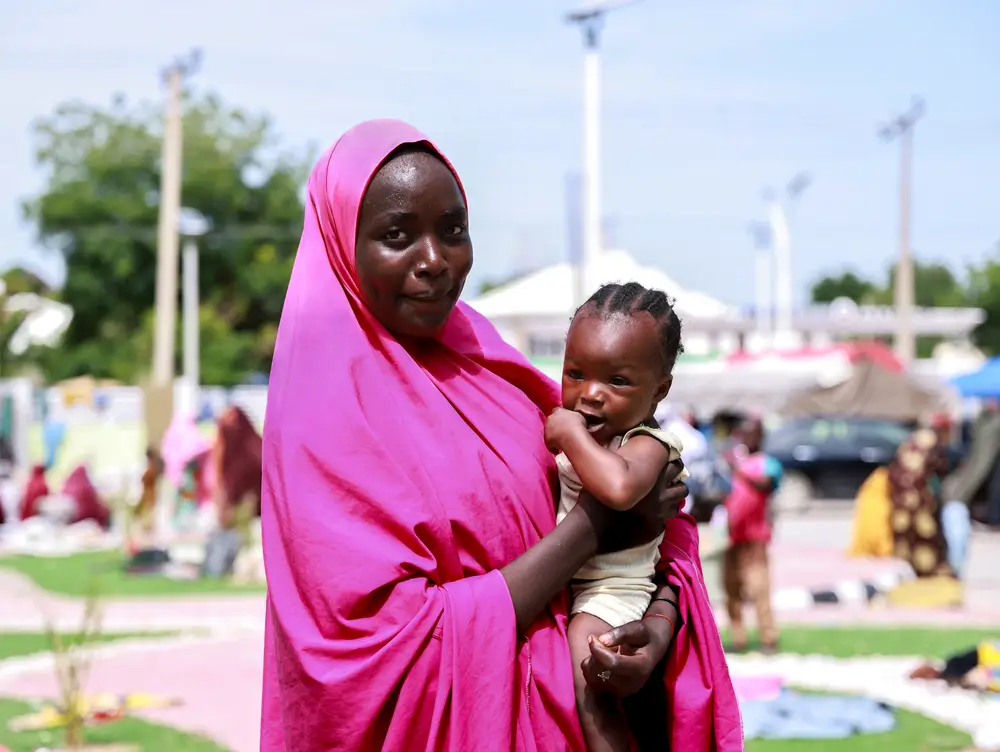 Fátima sostiene a su hermanita en el campo de Tashan Bama en Maiduguri, en el estado de Borno. Fueron afectadas por las inundaciones en Nigeria.
