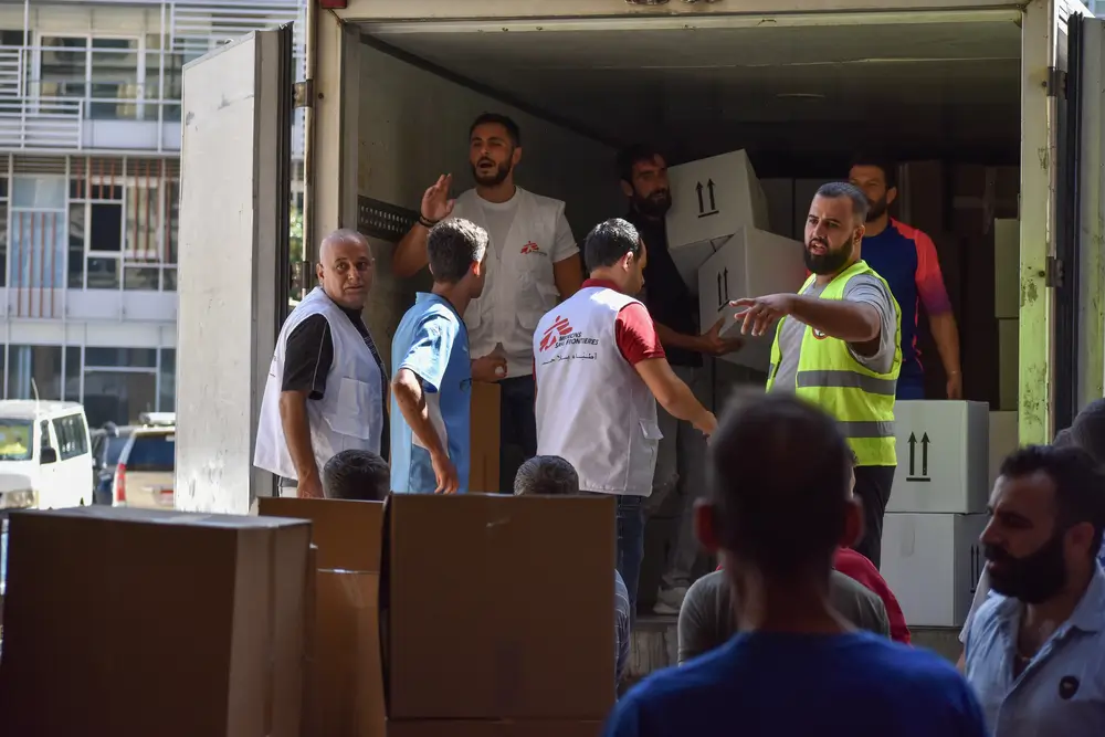 Personal de Médicos Sin Fronteras descargando kits para la población de Líbano. Los bombardeos israelíes en Líbano han desplazado a miles de personas de personas.