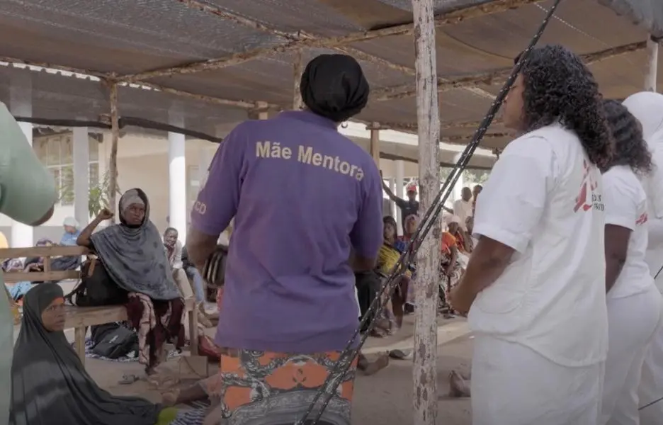 Junto a la Dra. Janúario trabaja Cristina Virgílio, una mãe mentora (madre mentora) que desempeña un papel fundamental en la prevención de la transmisión del VIH de madre a hijo.