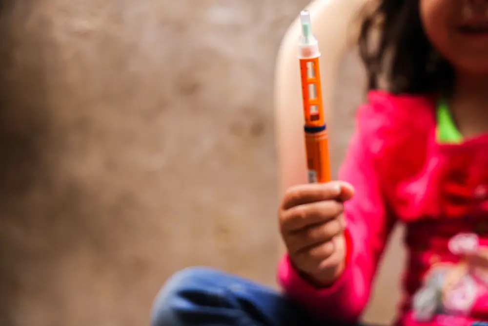 Siwar sostenie su pluma de insulina. Siwar tiene diabetes tipo 1 y recibió su pluma de insulina en la clínica de MSF en Arsal.