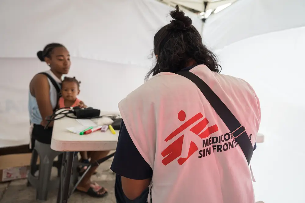 Personal de MSF brinda consulta médica a una mujer migrante que viaja con un niño en el estado de Oaxaca, al sur de México.
