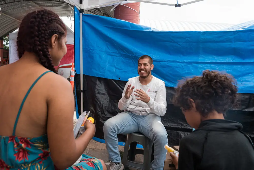 Un miembro del personal de MSF durante una sesión con personas en movimiento que acaban de llegar a la ciudad de La Venta, en el estado de Oaxaca, al sur de México.