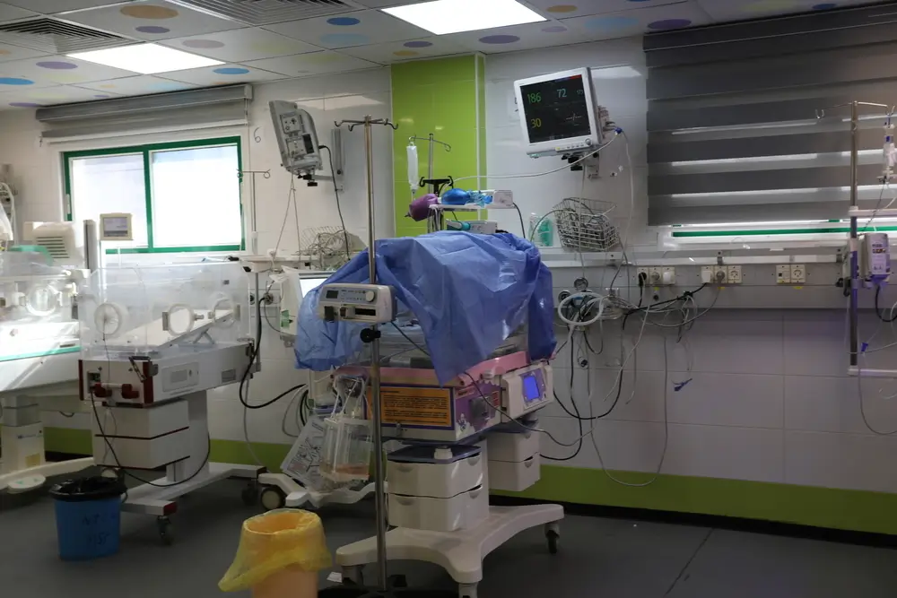Una incubadora en la Unidad de Cuidados Intensivos Neonatales (UCIN) del Hospital Nasser, donde los niños de Gaza tienen la oportunidad de luchar.