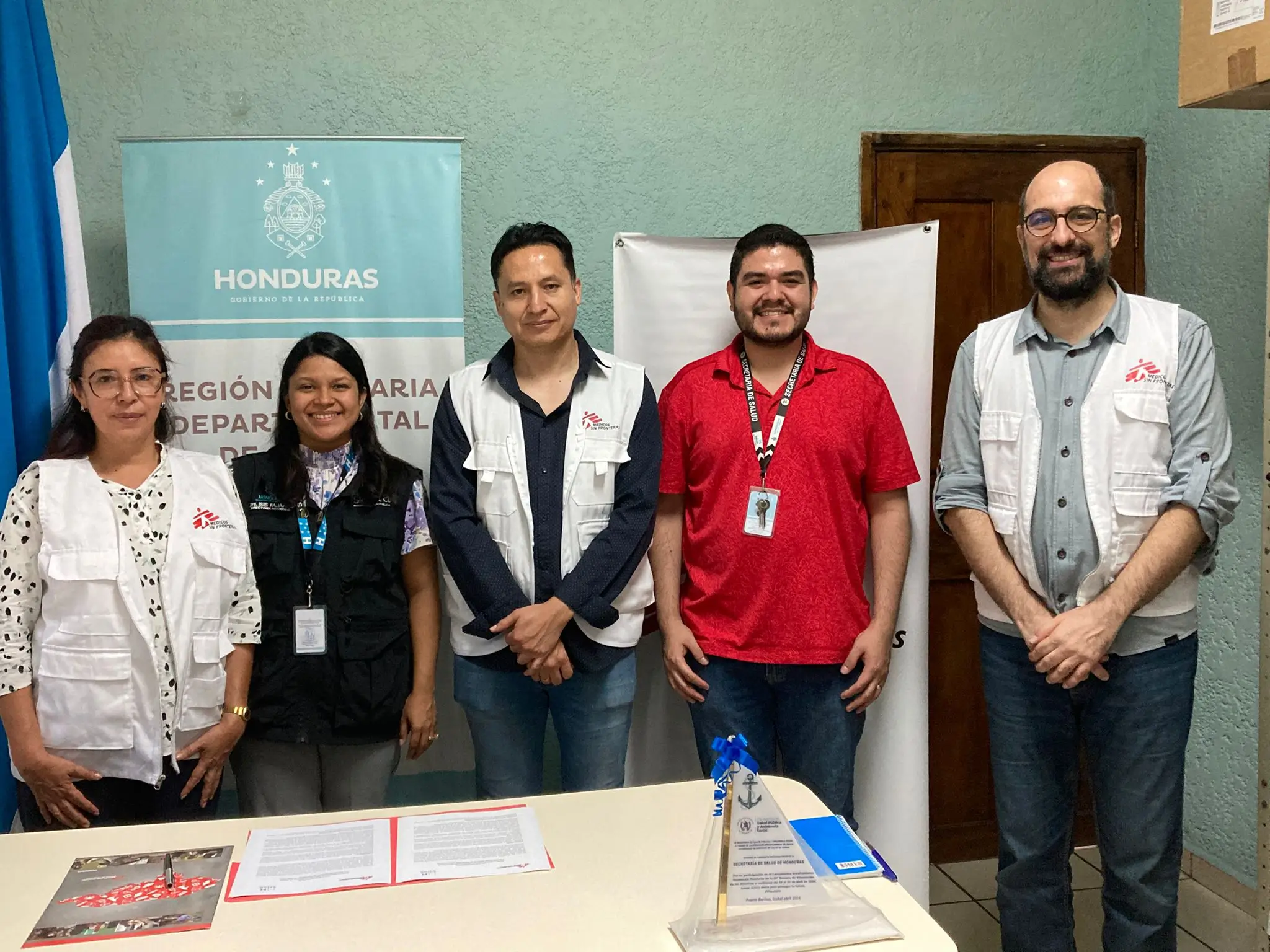 Equipo de Médicos Sin Fronteras en Honduras y autoridades sanitarias de San Pedro Sula y del departamento de Cortés, Honduras. Uno de nuestros compromisos es acercar el acceso a la salud sexual y reproductiva a población adolescente.