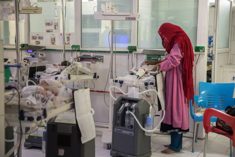 Una madre alimenta a su bebé en la sala de neonatos del hospital de maternidad de MSF en Khost.