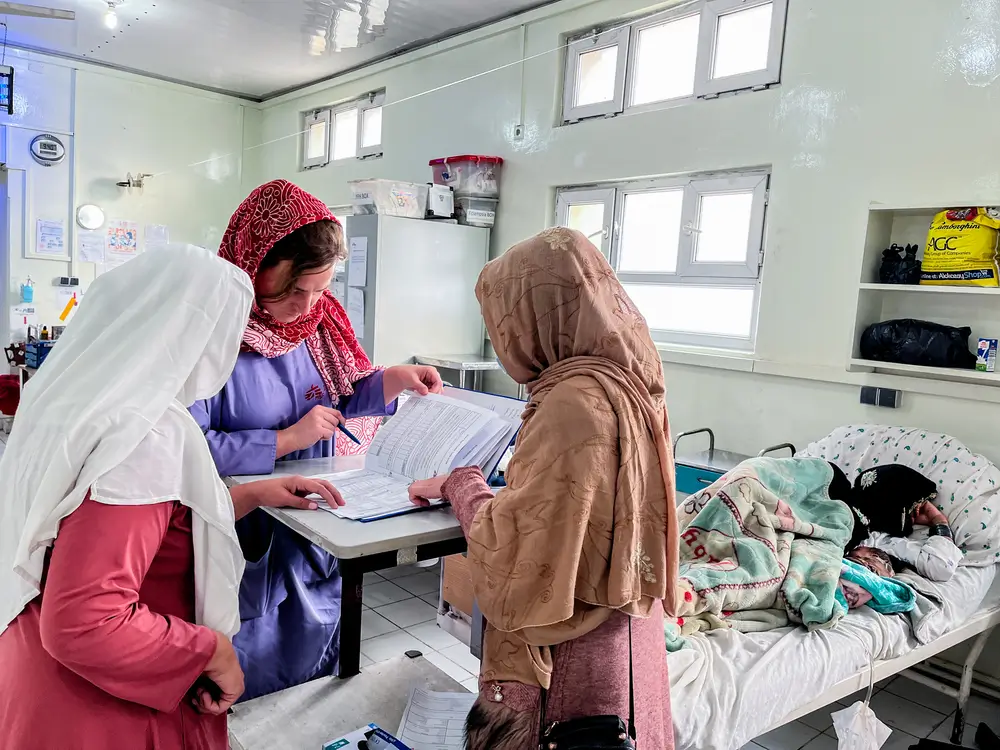 Las ginecólogas de MSF revisan los historiales médicos de las madres en el Hospital de Maternidad de Khost.