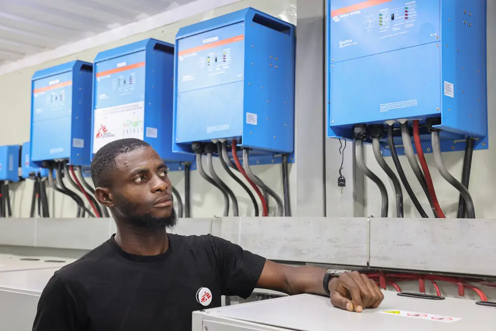 Oliver Raphael, Supervisor de Logística del Hospital, dice: "Una de mis tareas diarias es asegurarme de que el sistema de energía solar del hospital funcione correctamente.