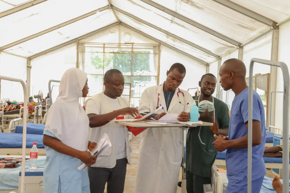 Personal de MSF dentro del Centro de Alimentación Terapéutica Intensiva en el Hospital de Ganjuwa, Bauchi,que funciona con energía solar.
