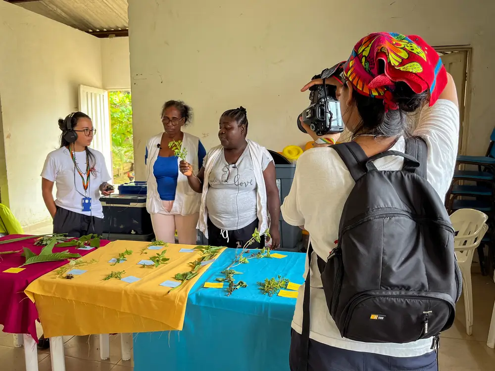 Malory Mogollón (en la izquierda) y Yazury Dumaza (con la cámara) registran el testimonio del uso que las comunidades hacen de las plantas. Chocó.