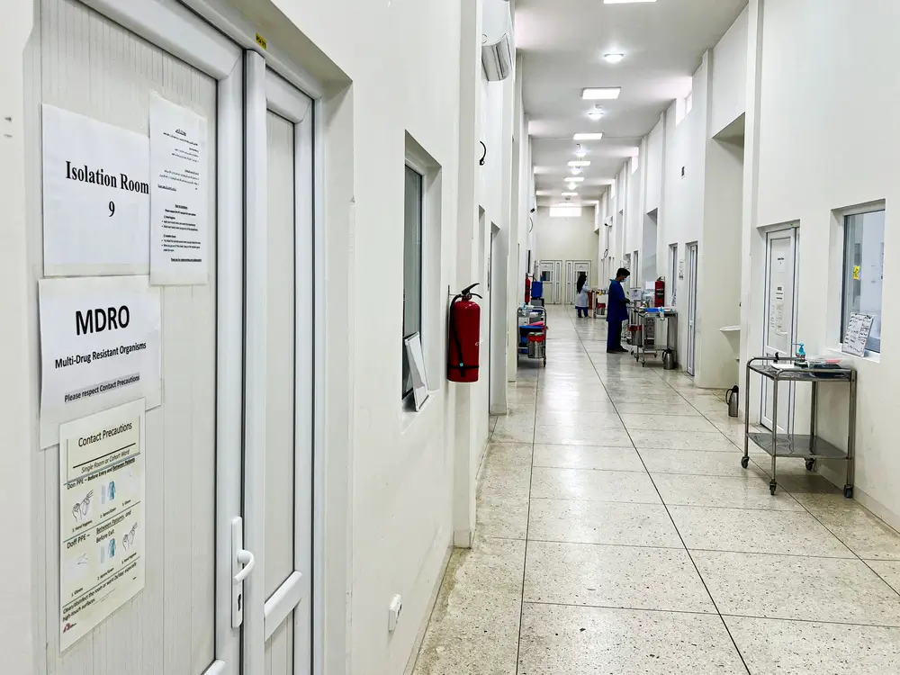 El Centro de Trauma de Kunduz, en el norte de Afganistán, cuenta con una sala de aislamiento exclusiva para pacientes con traumatismos que padecen infecciones causadas por organismos resistentes a los antibióticos.