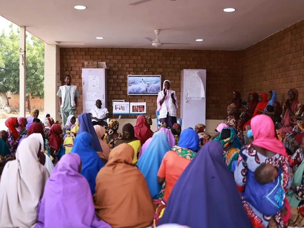 El equipo de promoción de la salud de MSF realiza una sesión con cuidadores en el centro de alimentación terapéutica para pacientes hospitalizados con desnutrición aguda, Katsina, Nigeria. Octubre de 2024. © Abba Adamu Musa/MSF