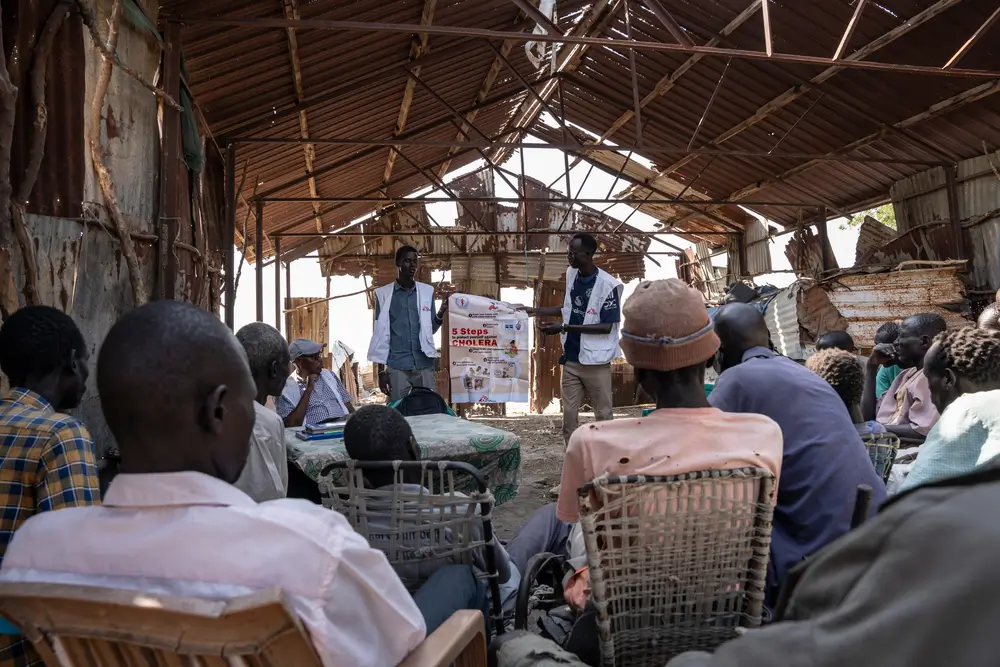 El equipo de promoción de la salud de MSF realiza una sesión informativa con líderes comunitarios en Malakal. El objetivo es proteger a sus comunidades contra el brote de cólera.