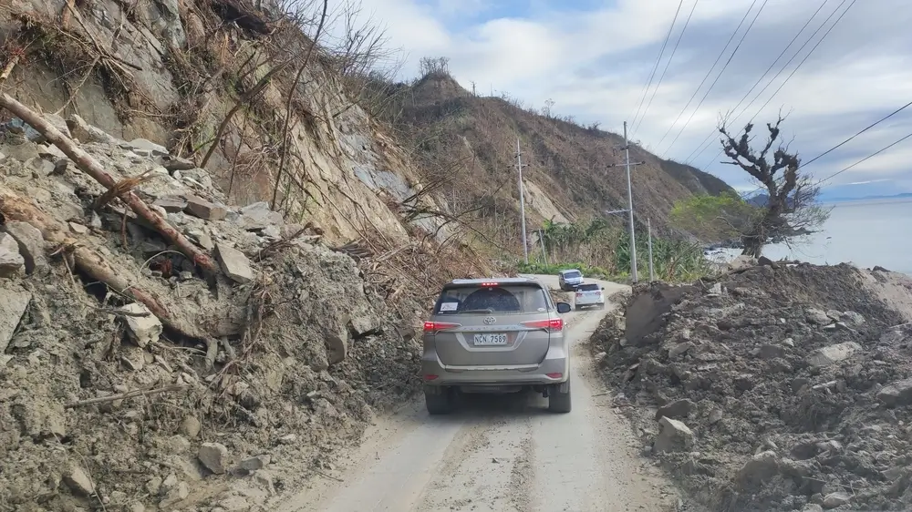 Vista de las carreteras afectadas debido los deslizamientos de tierra por las tormentas tropicales.