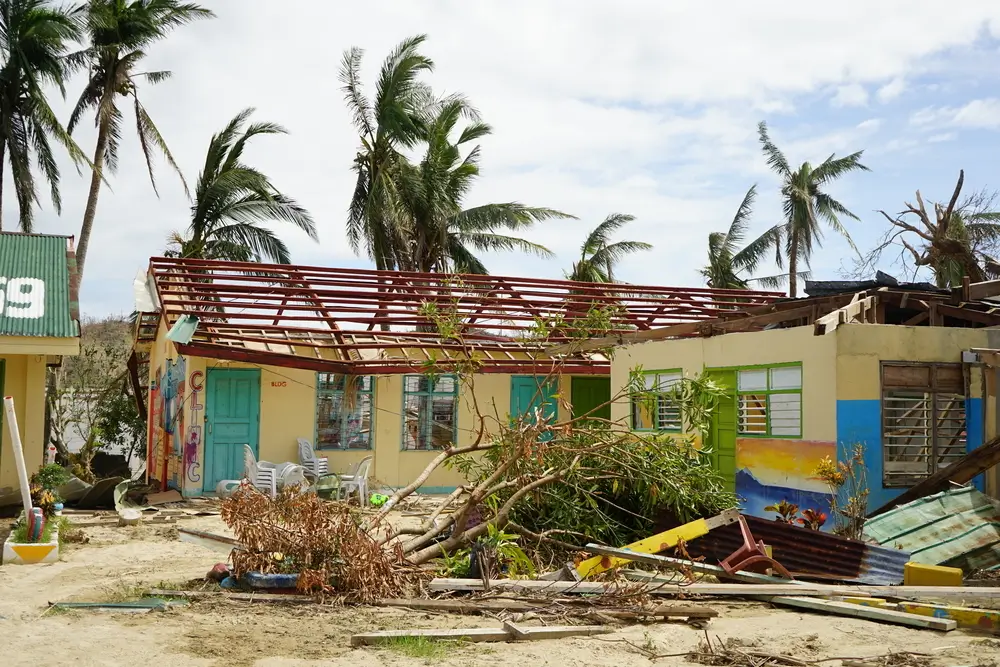 Algunos residentes fueron evacuados a la escuela primaria Dinadiawan Filipinas, durante la tormenta, pero los tejados de los edificios se desprendieron y los árboles derribaron las paredes de cemento.