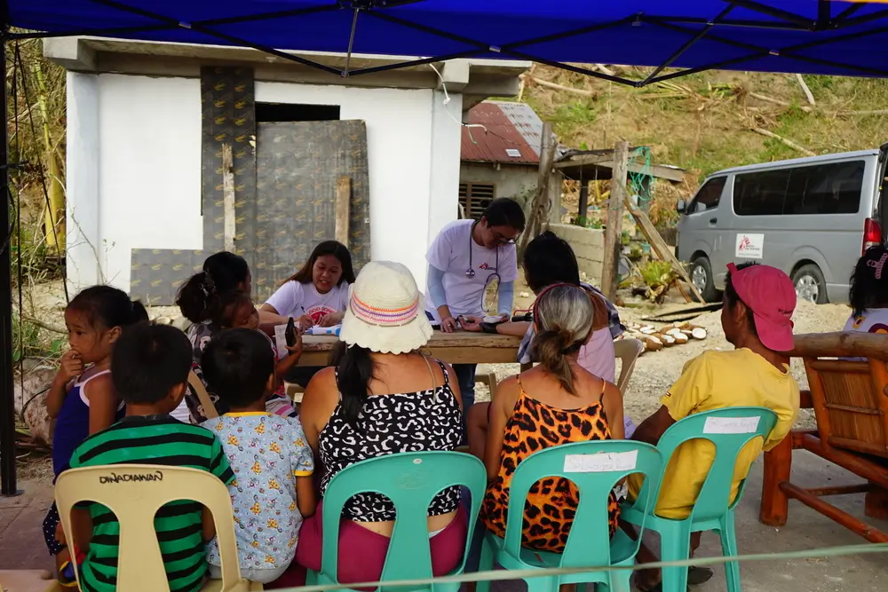 Equipo de MSF en la clínica móvil, atendiendo a pacientes afectados por el supertifón Man-yi en Filipinas.