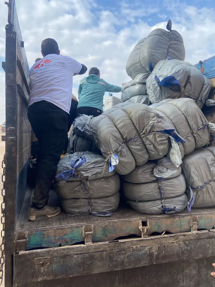 El equipo de MSF prepara un camión con suministros para la población desplazada en el Noreste de Siria.