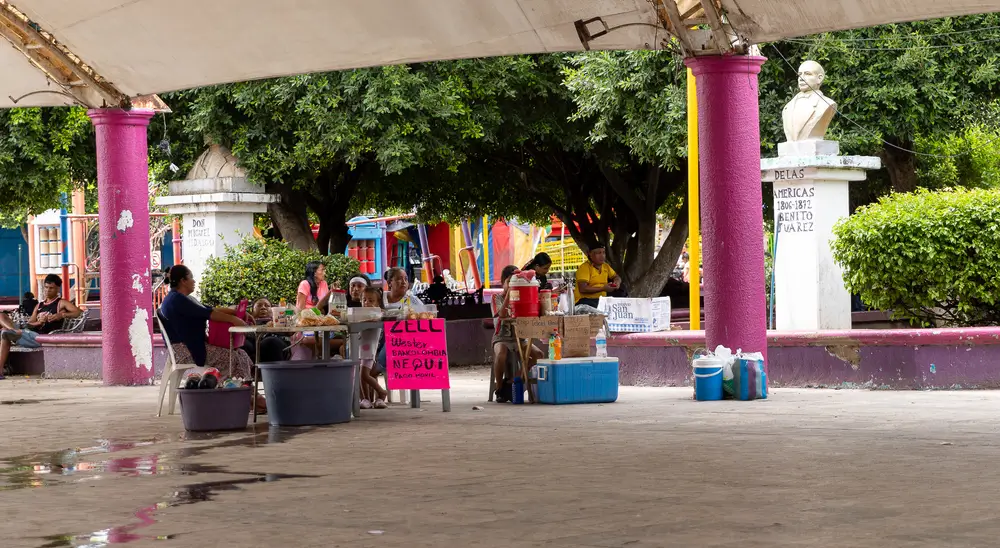 Después de cruzar el río Suchiate, los migrantes descansan en el Parque Central Miguel Hidalgo de la ciudad, en el sur de México.