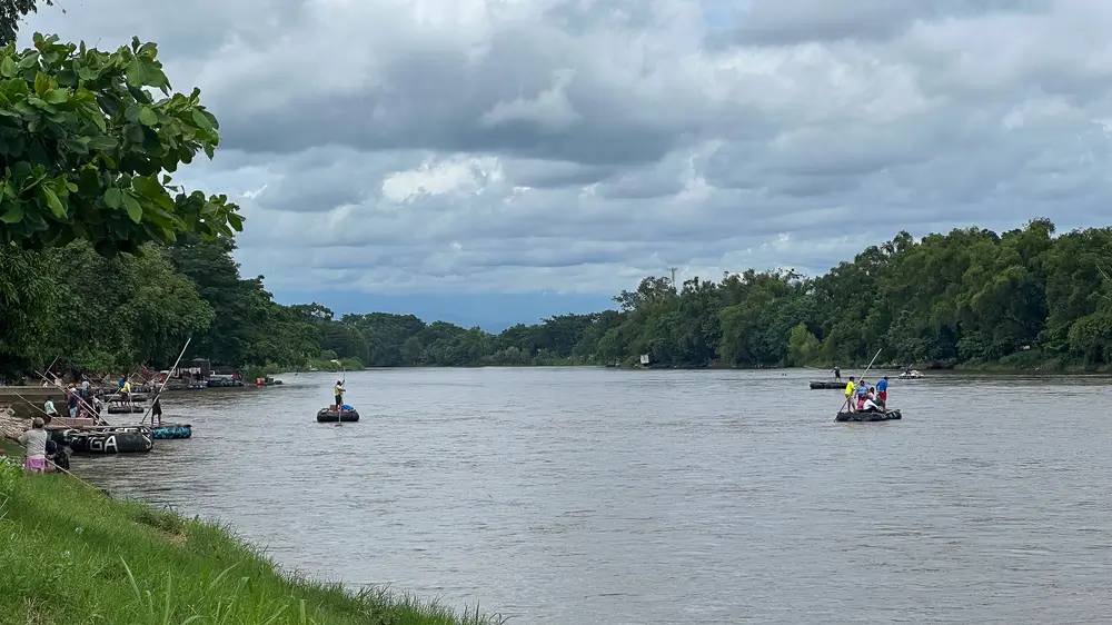 El río Suchiate marca la frontera entre Guatemala y México. Los migrantes cruzan en balsas hechas con neumáticos y tablones.