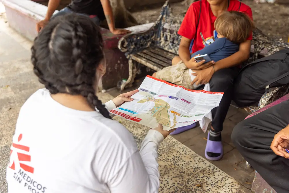 Un equipo de educadores comunitarios de MSF en la ciudad de Suchiate informa a migrantes recién llegados sobre los servicios médicos y de otro tipo que MSF brinda en Chiapas y el resto de México.