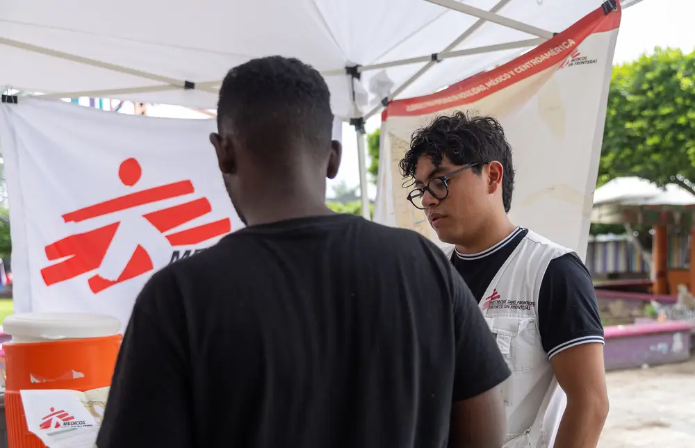Raúl Gómez, supervisor de participación comunitaria de MSF en Suchiate, una ciudad en el sur de México, habla con un migrante en el Parque Central Miguel Hidalgo.