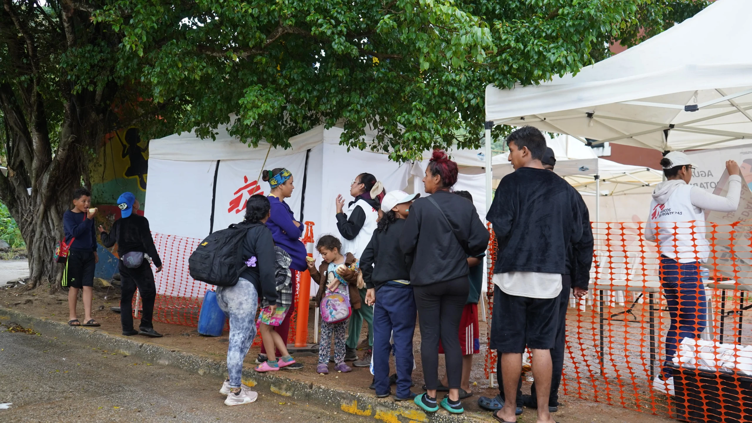 CLínica móvil de MSF que brinda atención a personas migrantestras el anuncio de lasnuevas políticas migratorias de Estados Unidos.