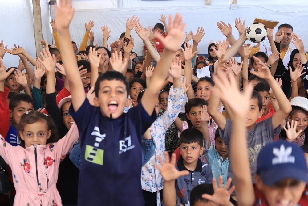 Niños y niñas de Gaza durante una sesión de salud mental.