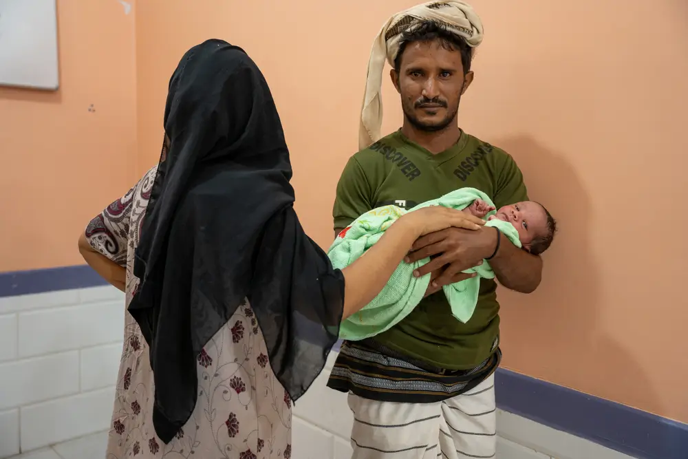 Negah Abdallah, Ali Abdallah y su hijo recién nacido, Ashraf, de 1 día en la clínica de maternidad en Mocha, Yemen.