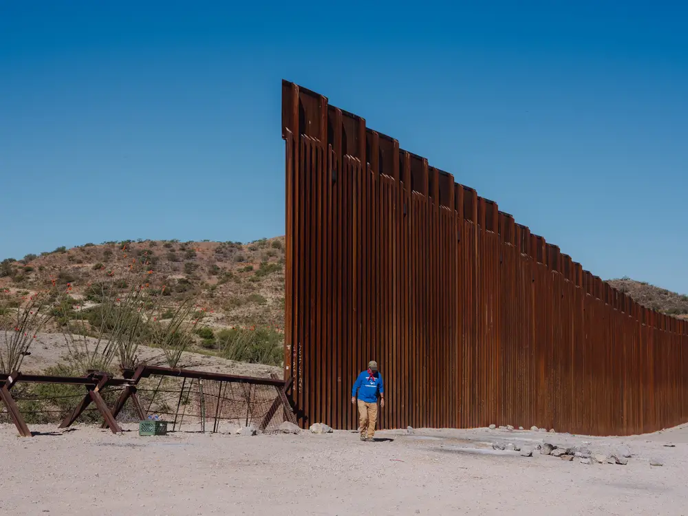 Las nuevas políticas migratorias de Estados Unidos incluyeron una declaración de emergencia nacional en la frontera sur de Estados Unidos, militarizando efectivamente la aplicación de la ley migratoria.