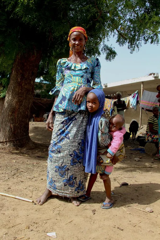 Habiba Saleh con sus hijos en un campo de desplazados internos en el área de gobierno local de Zurmi, estado de Zamfara. Ante al escasez de alimentos, observamos altos niveles de desnutrición.