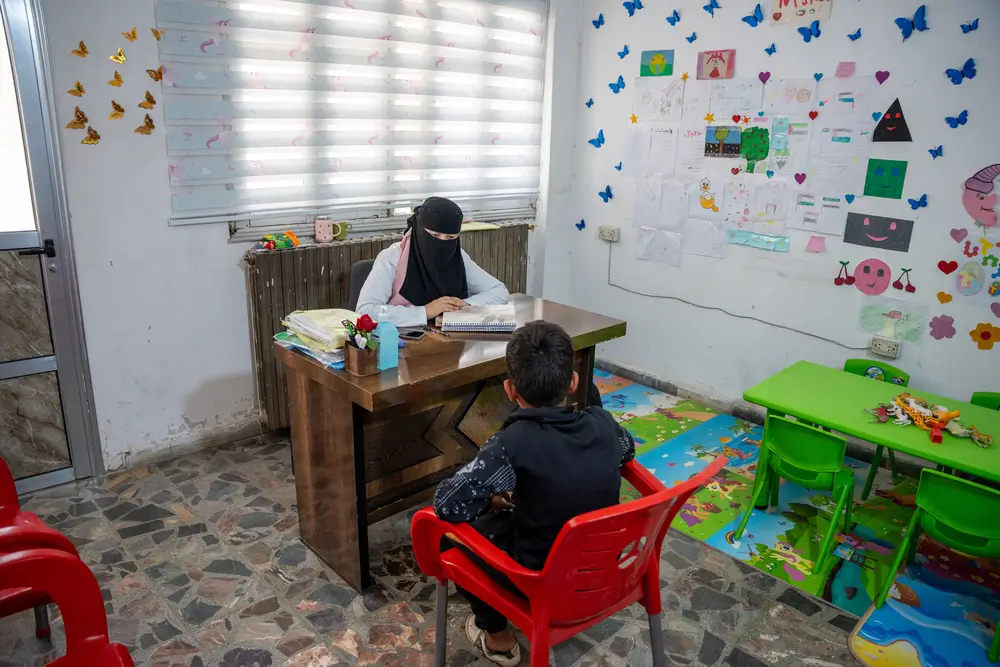 Mohammad, un niño de 12 años, después de cada visita a la clínica de curación, visita al consejero psicológico (heridas invisibles). Sufrió quemaduras moderadas en un incendio provocado por un calentador en su casa.Noroeste de Siria, julio de 2024.