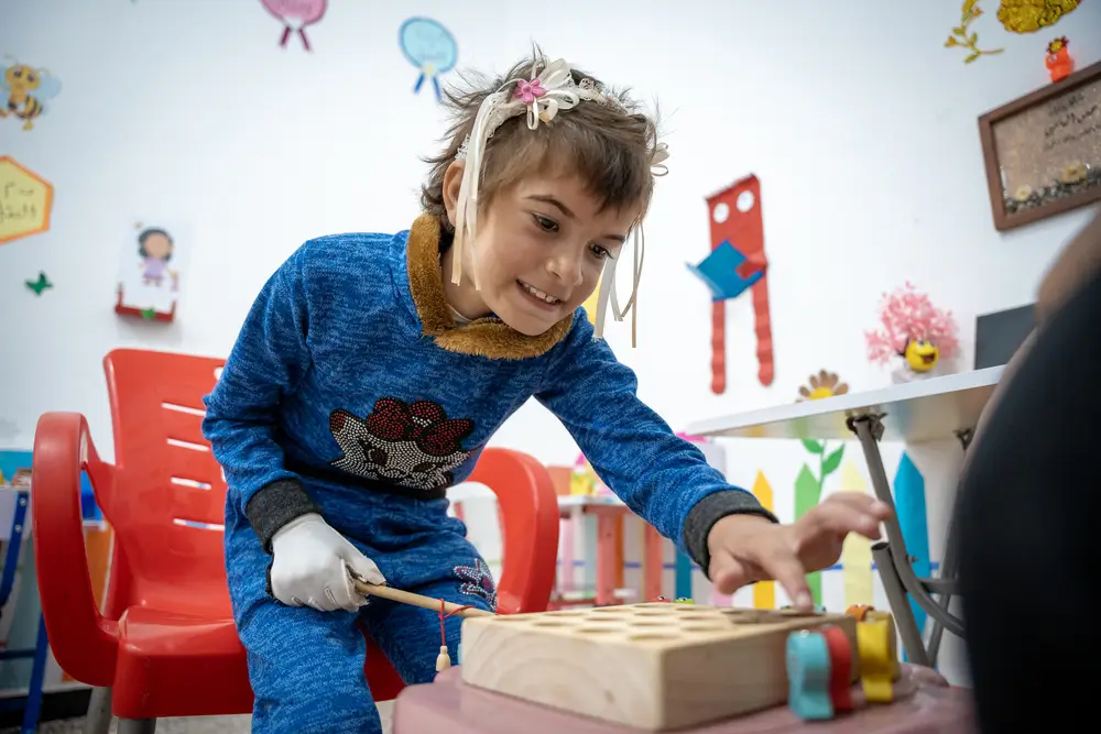 Duha llegó a la unidad de quemados de MSF en julio de 2023, tras sufrir quemaduras graves a causa del incendio de diésel en su casa. Noroeste de Siria, octubre de 2023.